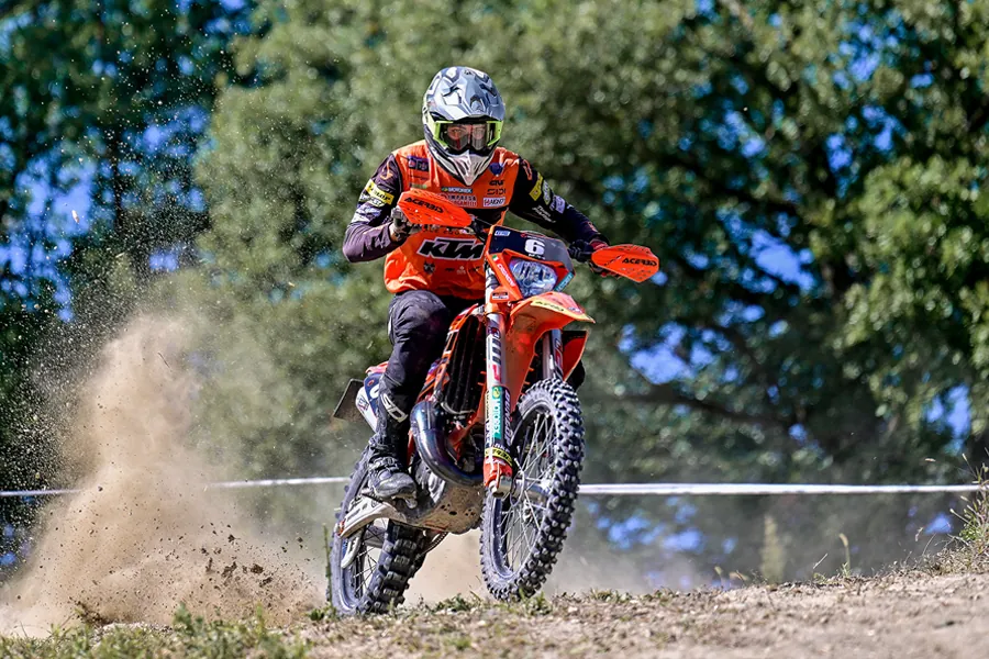 DAS KTM PRO RACING TEAM AUF DEM ABSCHLUSSPODIUM DER ASSOLUTI D’ITALIA ENDURO MIT SIMONE CAGNONI